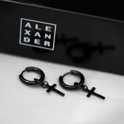 ALEXANDER – Øreringer i sort farget stål med kors