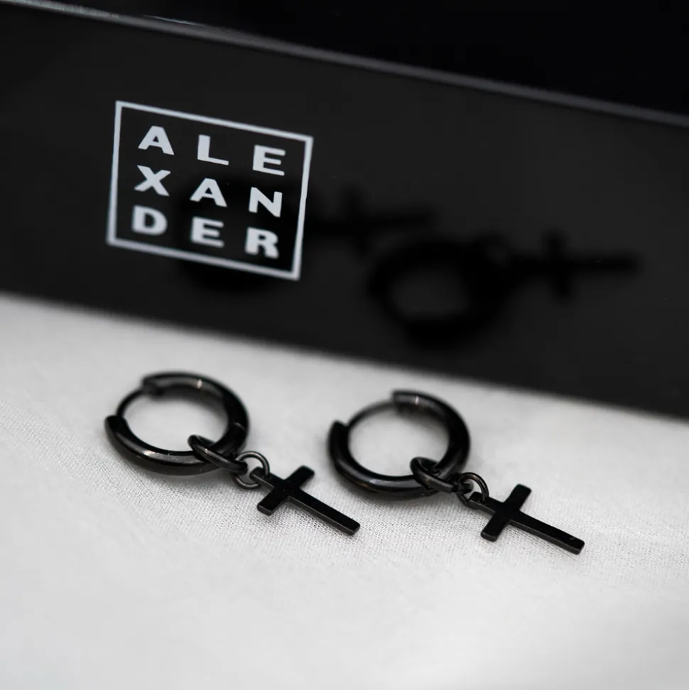 ALEXANDER – Øreringer i sort farget stål med kors