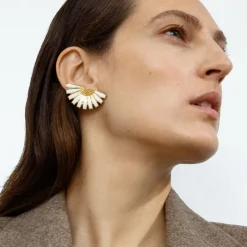 Georg Jensen – Daisy ørepynt i 18k forgylt sølv med hvit emalje – Half Flower