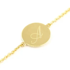 Gold by Frisenberg – Armlenke med bokstav i 14k gult gull – 13 mm plate, blank