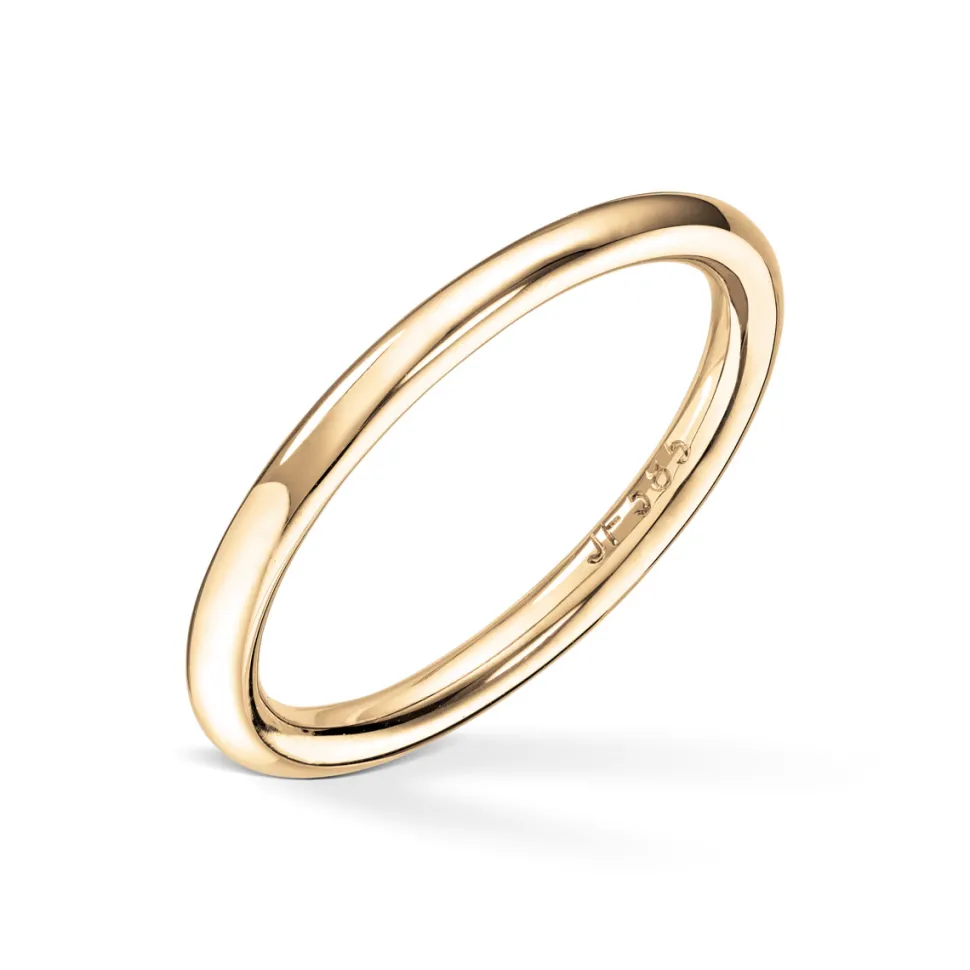 Gold by Frisenberg – Håndlaget slank ring i gult gull 2,0 mm