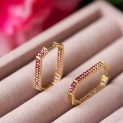 Janne Formoe by PAN Jewelry – Øreringer i forgyldt sølv med rosa zirkonia