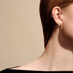 Julie Sandlau – Lumen Medium Hoops i 18k gult gull med diamanter