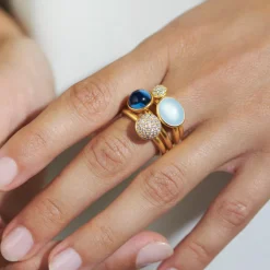 Julie Sandlau – Primini ring i 22k forgylt sølv – Sapphire Blue
