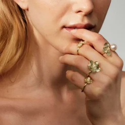 NC Christophersen – Blomst åpen ring i 14k gult gull med diamant og ferskvannsperle