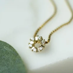 NC Christophersen – Sirkel anheng i gult gull med diamanter – 0,12 ct TW/SI