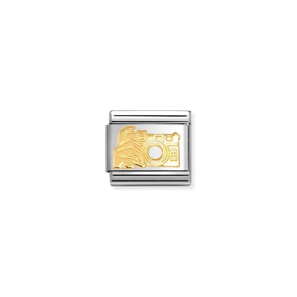 Nomination – COMPOSABLE Classic TECH in stainless steel with 18k gold (17_Camera with hand)