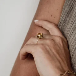 Noën – Dolce medium ring i forgylt 925 sølv med champagnekvarts