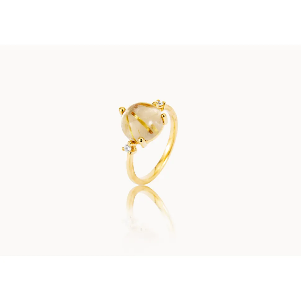 Noën – Stellini ring i matt gult gull med diamanter og stor rutilkvarts