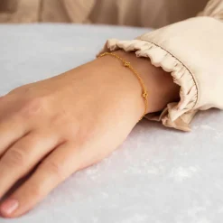 Nora Mørk by Gulldia – Armbånd i forgylt sølv, kulekjede blomst