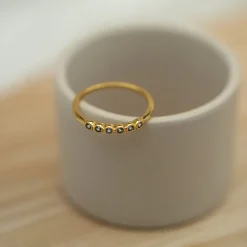 Nora Mørk by Gulldia – Ring i forgylt sølv med blå zirkonia