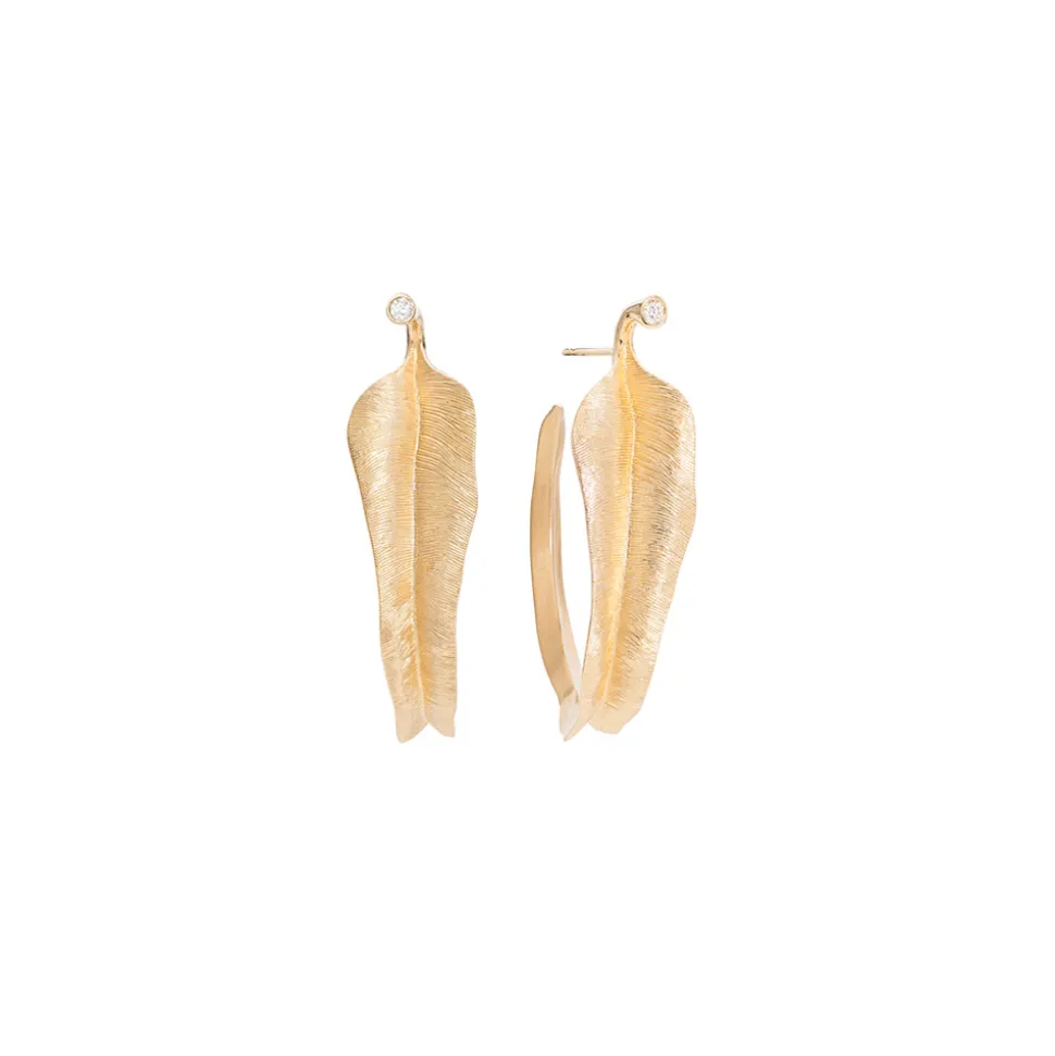 OLE LYNGGAARD COPENHAGEN – Leaves creoler i gult gull med 0,04 ct diamanter
