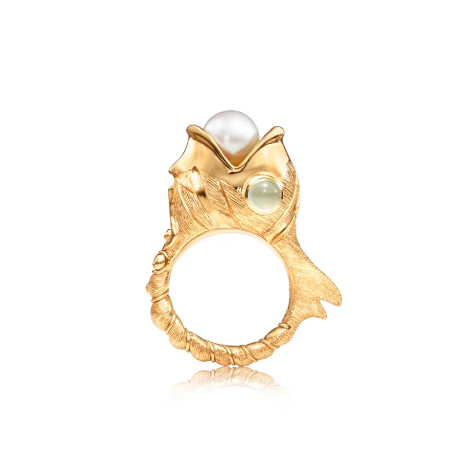OLE LYNGGAARD COPENHAGEN – Young Fish lillefingerring i 18k gult gull, med diamanter, akvamarin og akoyaperle