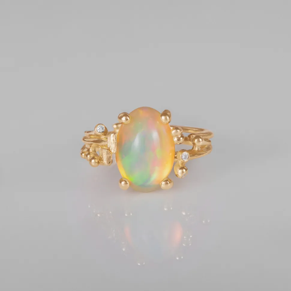 OLE LYNGGAARD COPENHAGEN – BoHo – Ring Liten – 18k gult gull med opal og 0,02 ct diamanter
