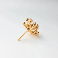 OLE LYNGGAARD COPENHAGEN – Wild Rose ørepynt i gult gull med 0,44ct diamanter