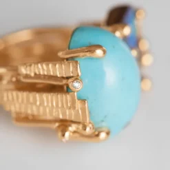 OLE LYNGGAARD COPENHAGEN – BoHo – Ring Dobbel – 18k gult gull med turkis, mørk opal og 0,05 ct diamanter