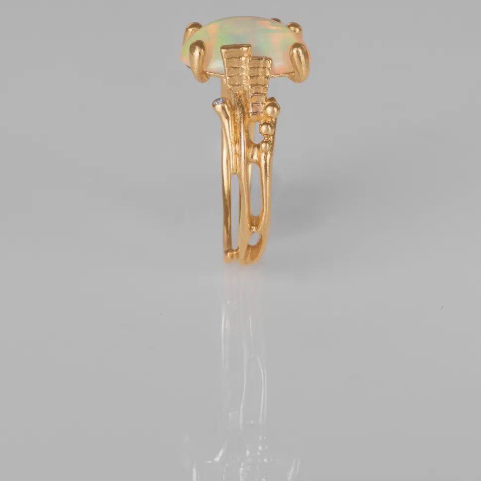OLE LYNGGAARD COPENHAGEN – BoHo – Ring Liten – 18k gult gull med opal og 0,02 ct diamanter