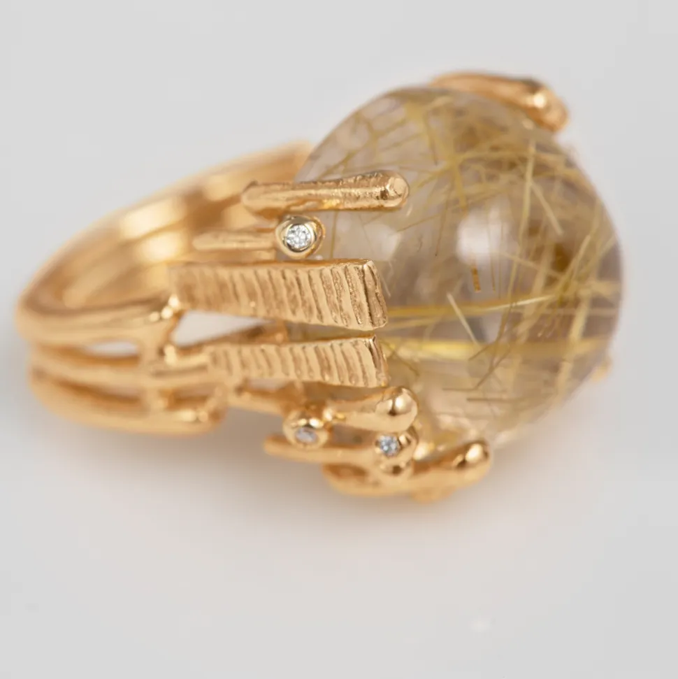 OLE LYNGGAARD COPENHAGEN – BoHo – Ring Stor – 18k gult gull med rutilkvarts og 0,06 ct diamanter