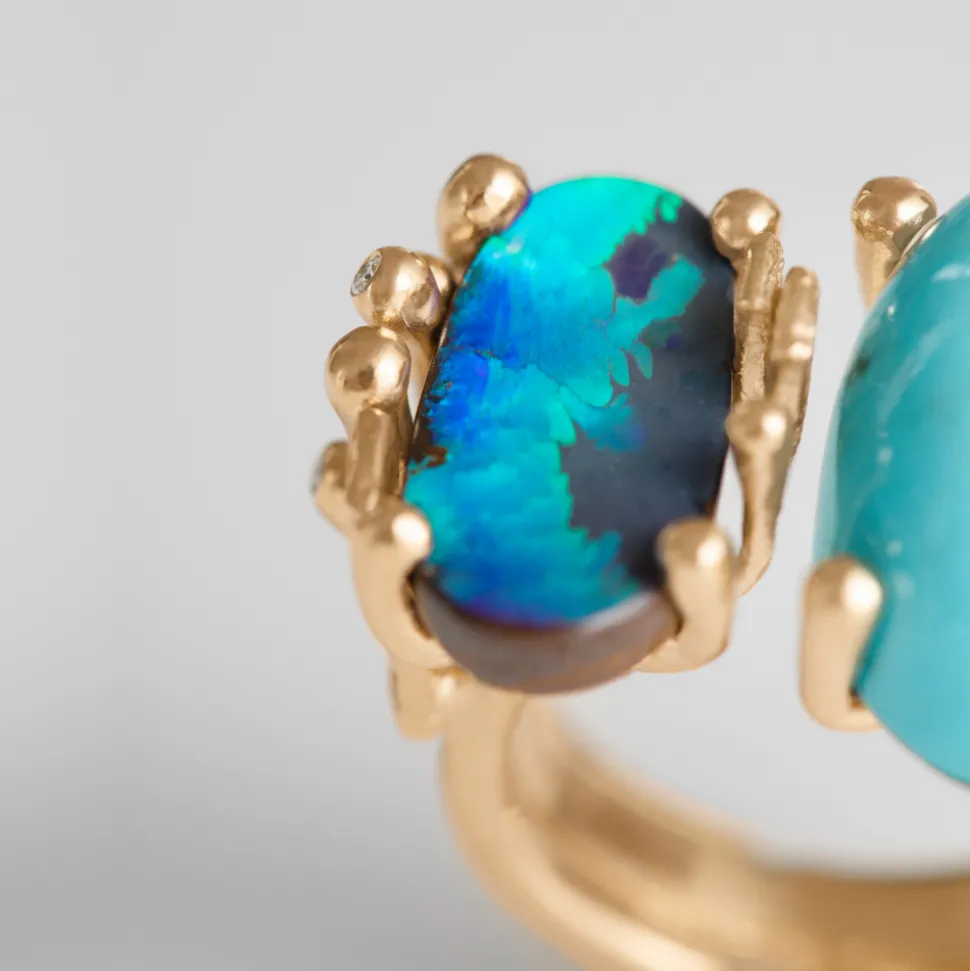 OLE LYNGGAARD COPENHAGEN – BoHo – Ring Dobbel – 18k gult gull med turkis, mørk opal og 0,05 ct diamanter