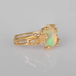 OLE LYNGGAARD COPENHAGEN – BoHo – Ring Liten – 18k gult gull med opal og 0,02 ct diamanter