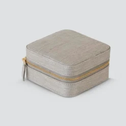 OLE LYNGGAARD COPENHAGEN – Smykkeskrin i råsilke – Beige