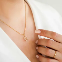 Pan Jewelry – Anheng i gult gull med ferskvannsperler