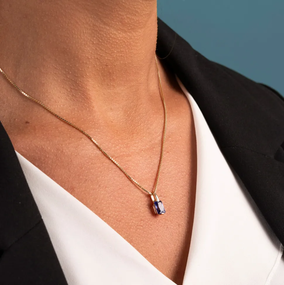 Pan Jewelry – Anheng i gult gull med lilla zirkonia