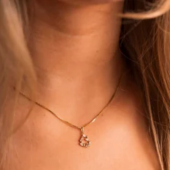 Pan Jewelry – Anheng i 14k gult gull med zirkonia