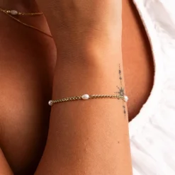 PAN Jewelry – Armbånd i forgyldt sølv med ferskvannsperler