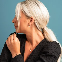 PAN Jewelry – Halssmykke i forgyldt sølv med zirkonia, baguette