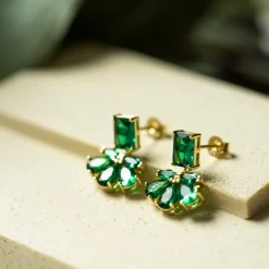 Pan Jewelry – Ørepynt i forgyldt sølv med grønn zirkonia, blomst