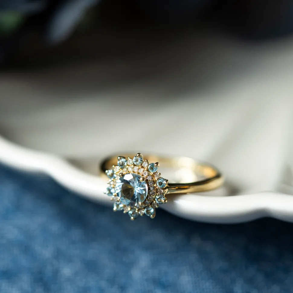 Pan Jewelry – Ring i gult gull med aquamarin og diamanter