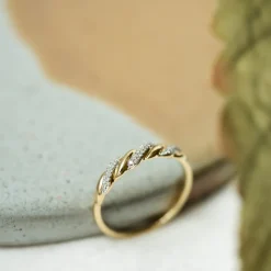 Pan Jewelry – Ring i gult gull med diamanter – 0,06 ct W/P