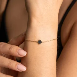Pan Jewelry Trend – Armbånd i forgyldt sølv med sort emalje, firkløver