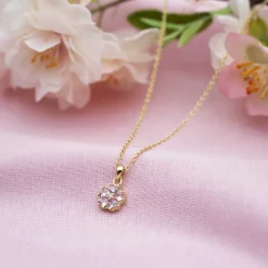 Prins & Prinsesse by Gulldia – Halssmykke i forgylt sølv, rosa blomst