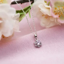 Prins & Prinsesse by Gulldia – Halssmykke i sølv med rosa zirkonia, blomst