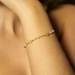 Shapes by Gulldia – Spectre armbånd i forgylt sølv med hvite ferskvannsperler
