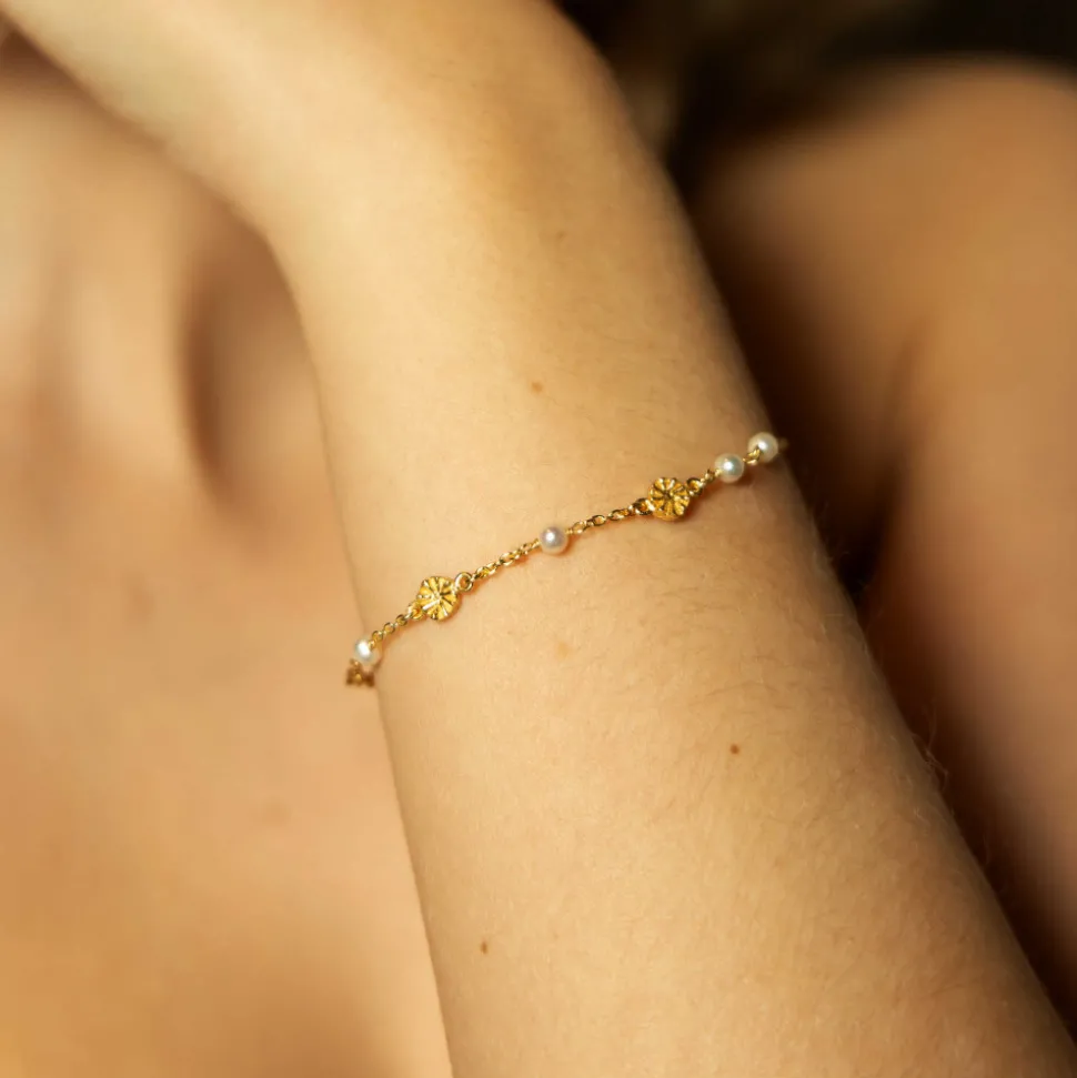 Shapes by Gulldia – Spectre armbånd i forgylt sølv med hvite ferskvannsperler