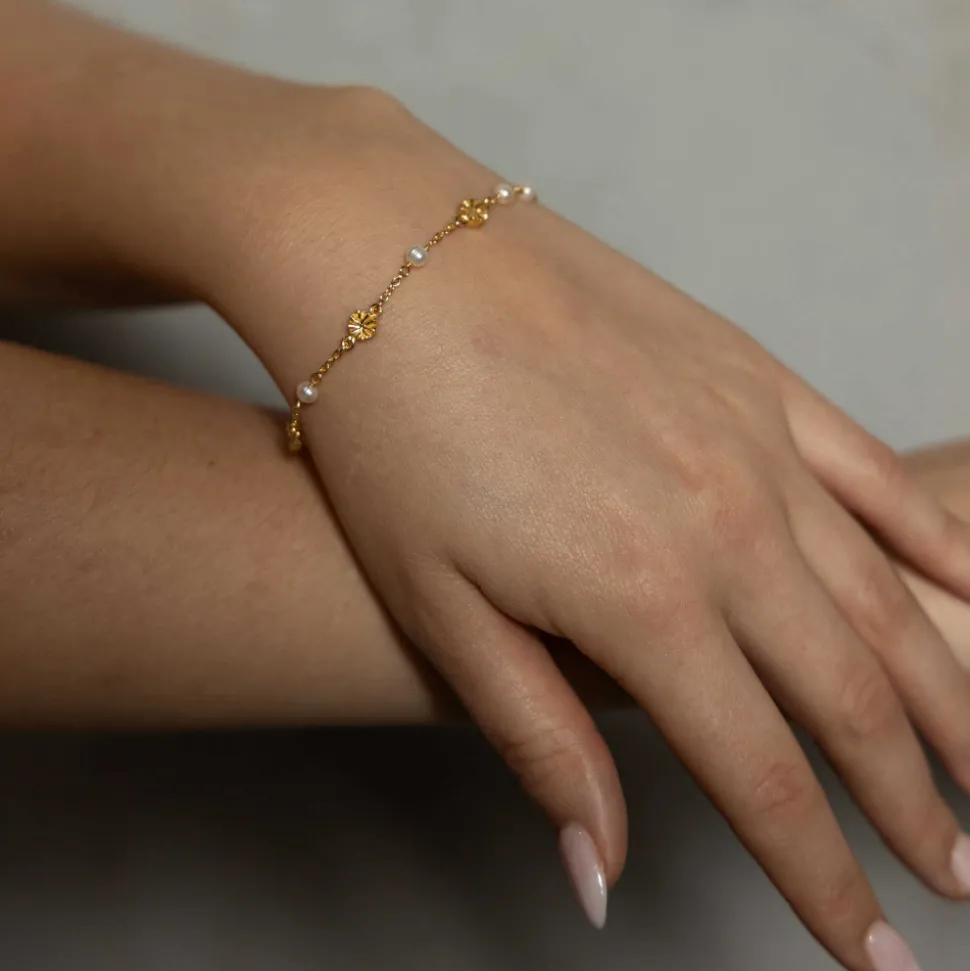Shapes by Gulldia – Spectre armbånd i forgylt sølv med hvite ferskvannsperler