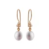 Susanne Friis Bjørner – Ørering (bøjle), 14 karat rødguld, brillant Cr SI2 0,02×6, hvid ferskvandsperle oval 9-9½