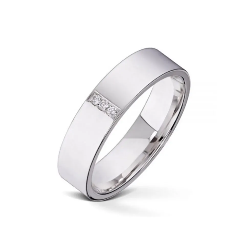 Wedding by Frisenberg – Giftering i hvitt gull – 5 mm bred- med 3 stk diamanter i alt 0,03 ct TW/SI