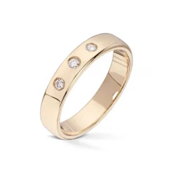 Wedding by Frisenberg – Giftering i gult gull med 3 stk diamanter i alt 0,09 ct TW/SI – 4 mm
