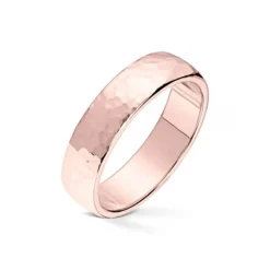 Wedding by Frisenberg – Giftering i rosegull med hamret overflate – 5 mm bred