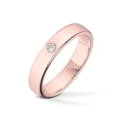Wedding by Frisenberg – Giftering i rosegull – 4 mm bred – 0,05 ct TW/SI