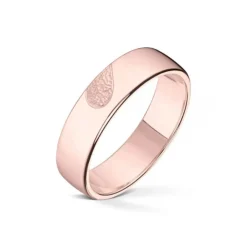 Wedding by Frisenberg – Giftering i rosegull – 6 mm bred – med matt felt laget som en halvdel av et hjerte