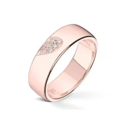 Wedding by Frisenberg – Giftering i rosegull – 6 mm bred – Totalt 0,06 ct TW/SI diamanter satt som en halvdel av et hjerte