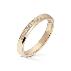 Wedding by Frisenberg – Giftering i gult gull – 5 mm bred- med 7 stk diamant i alt 0,07 ct TW/SI