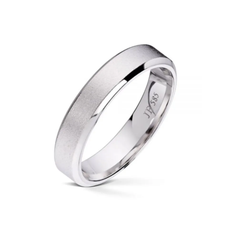 Wedding by Frisenberg – Giftering i hvitt gull – 5 mm bred- med matt overflate