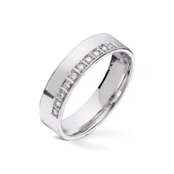 Wedding by Frisenberg – Giftering i hvitt gull – 5 mm bred – 0,10 ct TW/SI