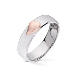 Wedding by Frisenberg – Giftering i hvitt gull- 5 mm bred – med håndlaget mattet rosegull hjerte